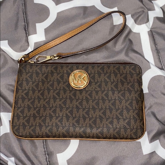 Michael Kors Handbags - Michael Kors Wristlet
